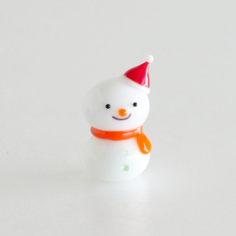 赤い帽子のスノーマン　雪だるま　オレンジマフラー