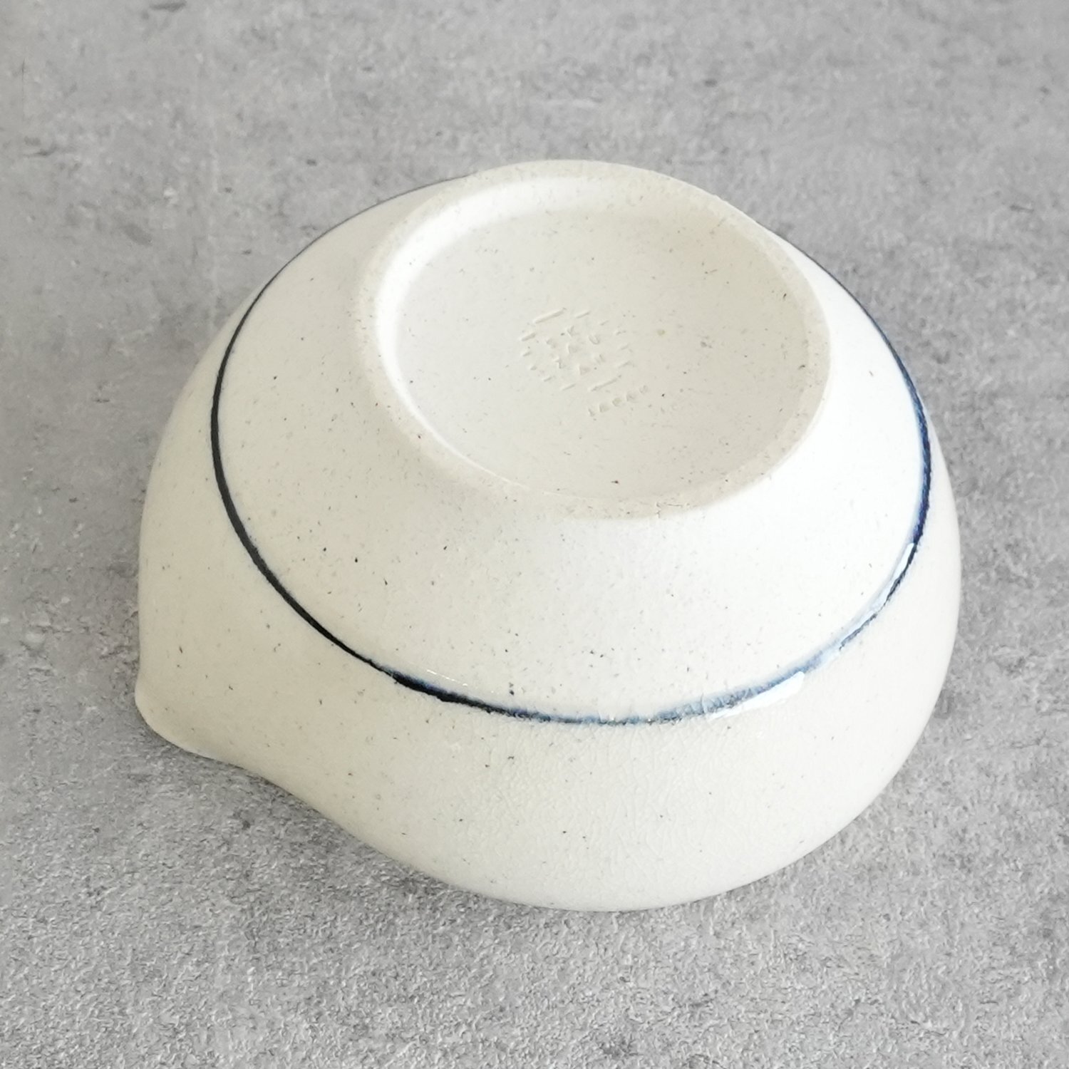 sakuzan 作山　美濃焼　gift 紬　TSUMUGI リサイクル陶器を含むので、小さな色が現れる。おしゃれな片口碗
