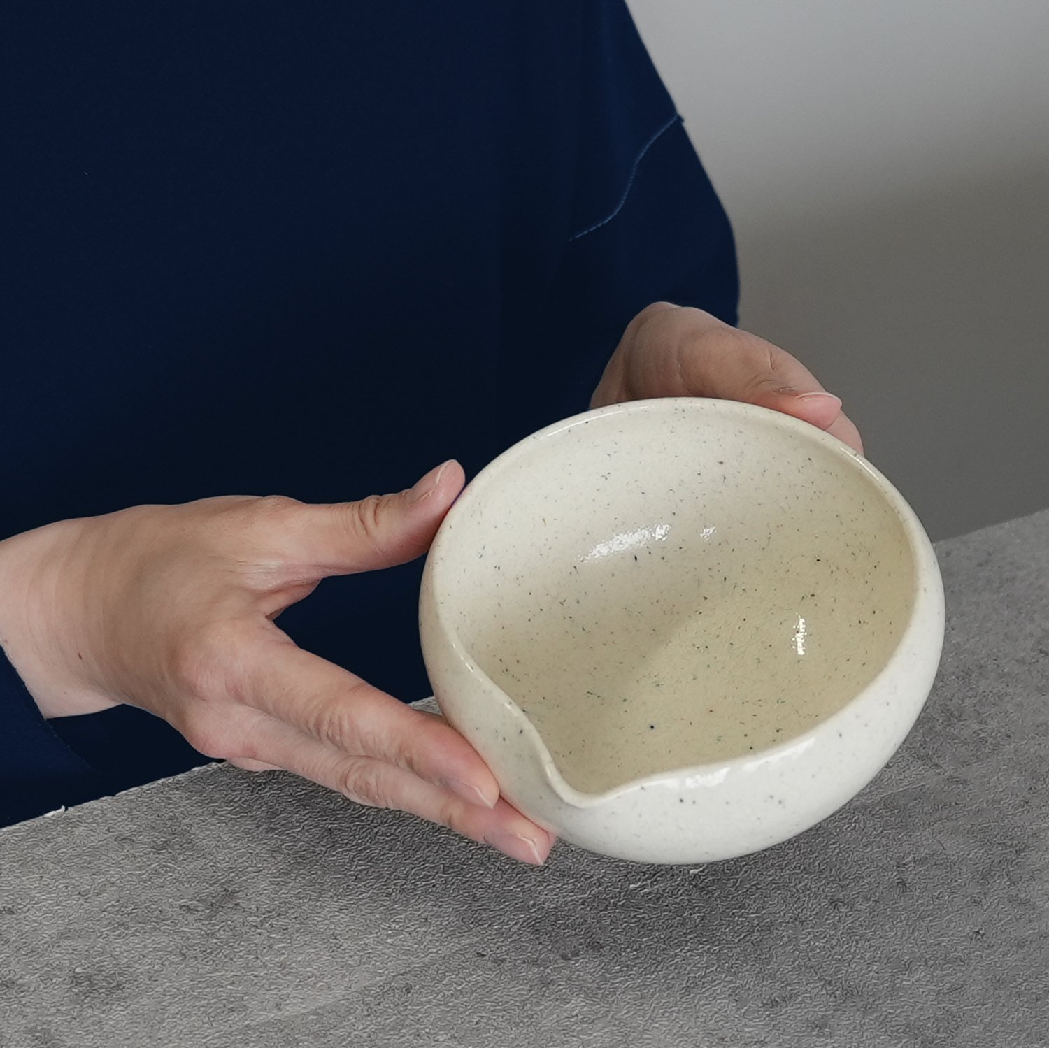 sakuzan 作山　美濃焼　gift 手に持ってちょうどいいサイズ　雪口があるから便利な器